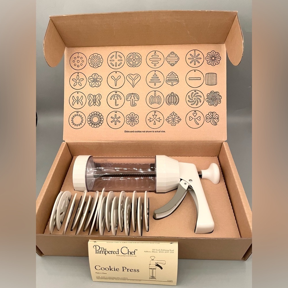 NIB Pampered Chef Cookie Press 1525 includes 16 Decorative Disks & Recipes